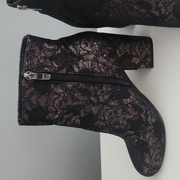 Marc Fisher Sz 7.5 Booties. Metallic Brocade Goth Whimsigoth Romantic Steampunk - Picture 3 of 4